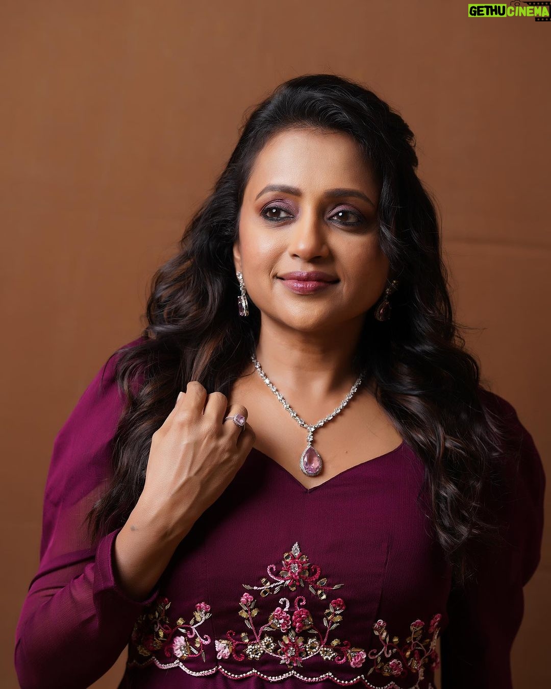 Suma Kanakala Instagram - It always seems impossible until it’s done Styled by @stylebyannapurna Style Team @i.deekshasetti Collaboration with Outfit: @bullion_knot Jewellery @alluringaccessories.a2 Makeup @emraanartistry Hair @koduruamarnath Photography @valmikiramuphotography #suma #anchorsuma #kanakalasuma #anchorsumakanakala #mondaymotivation
