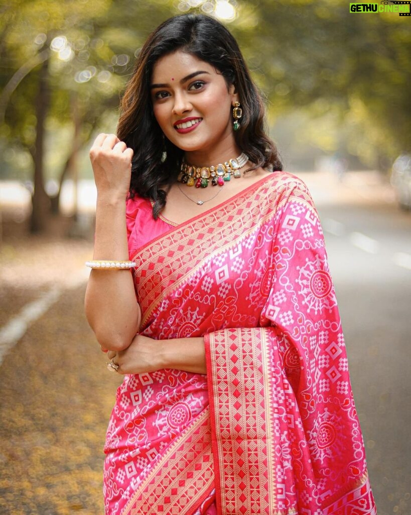 Suman Pattnaik Instagram - Swipe 👉 nd comment which one you like the most ❤️🤗🫶😍 Saree:- @odishavastralay MUA:- @artist.ranjan U r the best 🫶❤️🤗 Lastly Thank you my friend @the_speaking_panda for this beautiful clicks 🤗 #photoshoot #saree #instapost #instagram #instagood #actor