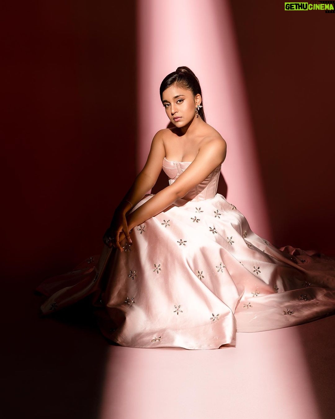 Sumbul Touqeer Khan Instagram - Thank you , next💅…..#ita2023 . . . Styled by @krishi1606 Photography @niravthakkarphotography Wearing @riddhijainlabel Makeup and hair @pankajgupt09 @yogi_sharma_02 Accessories @rimayu07 Footwear @themiraki