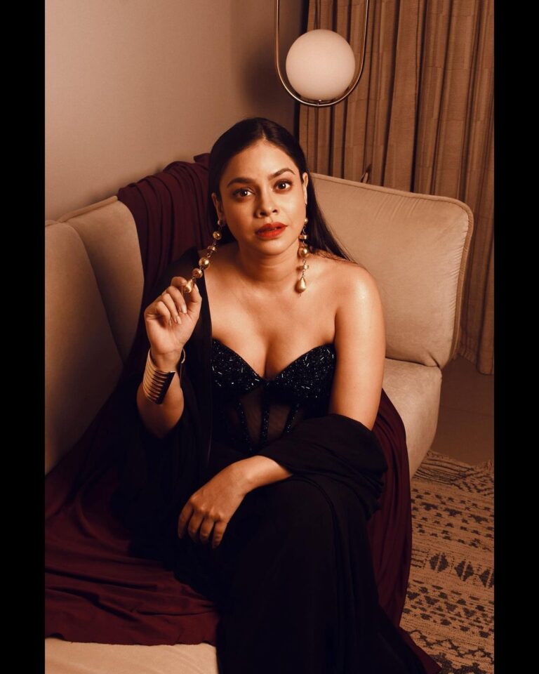 Sumona Chakravarti Instagram - Tossed by the waves, but refuse to sink 🧜🏼‍♀️ For #Umang2023 🫡 Glam team ✨ Styled by @sakshi312 Assisted by @vailanciaaa 📸 by @pehelaggarwal Make up by @rameshpanda.mua Hair by @jueesharda_mua @hairbysharda Outfit by @talkingthreadsofficial @auorstudio Earrings & Kada by @womencode.in Ring - @anantayabymani solikocommunications