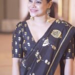 Sumona Chakravarti Instagram – Sumona drenched in the essence of Kali Pujo with the Mukherjee family. An enchanting evening with Kali Maa

@northbombaydurgapuja 
@1913productions Hiravati Banquets