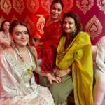 Sumona Chakravarti Instagram – Day 3 Maha Ashtami 🌺

@curiocottagejewelry 
#durgapuja #DuggaDugga #indianfestival #bongtoberfest #beingbangali #indianhandlooms #sareelove #dhakaijamdani #ladyinred #dhunuchinaach North Bombay Durga Puja