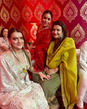 Sumona Chakravarti Instagram - Day 3 Maha Ashtami 🌺

@curiocottagejewelry 
#durgapuja #DuggaDugga #indianfestival #bongtoberfest #beingbangali #indianhandlooms #sareelove #dhakaijamdani #ladyinred #dhunuchinaach