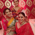 Sumona Chakravarti Instagram – Day 3 Maha Ashtami 🌺

@curiocottagejewelry 
#durgapuja #DuggaDugga #indianfestival #bongtoberfest #beingbangali #indianhandlooms #sareelove #dhakaijamdani #ladyinred #dhunuchinaach North Bombay Durga Puja