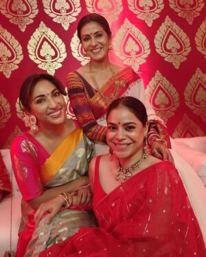 Sumona Chakravarti Instagram - Day 3 Maha Ashtami 🌺

@curiocottagejewelry 
#durgapuja #DuggaDugga #indianfestival #bongtoberfest #beingbangali #indianhandlooms #sareelove #dhakaijamdani #ladyinred #dhunuchinaach