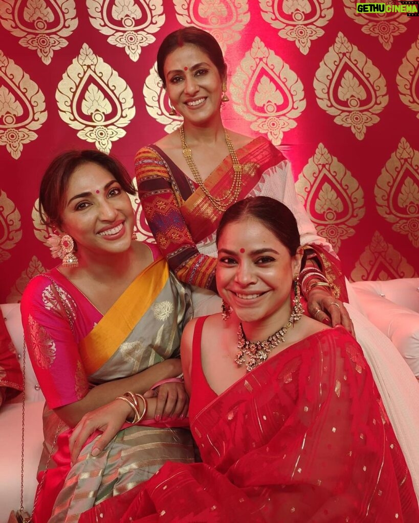 Sumona Chakravarti Instagram - Day 3 Maha Ashtami 🌺 @curiocottagejewelry #durgapuja #DuggaDugga #indianfestival #bongtoberfest #beingbangali #indianhandlooms #sareelove #dhakaijamdani #ladyinred #dhunuchinaach North Bombay Durga Puja