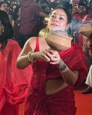 Sumona Chakravarti Instagram - Day 3 Maha Ashtami 🌺

@curiocottagejewelry 
#durgapuja #DuggaDugga #indianfestival #bongtoberfest #beingbangali #indianhandlooms #sareelove #dhakaijamdani #ladyinred #dhunuchinaach