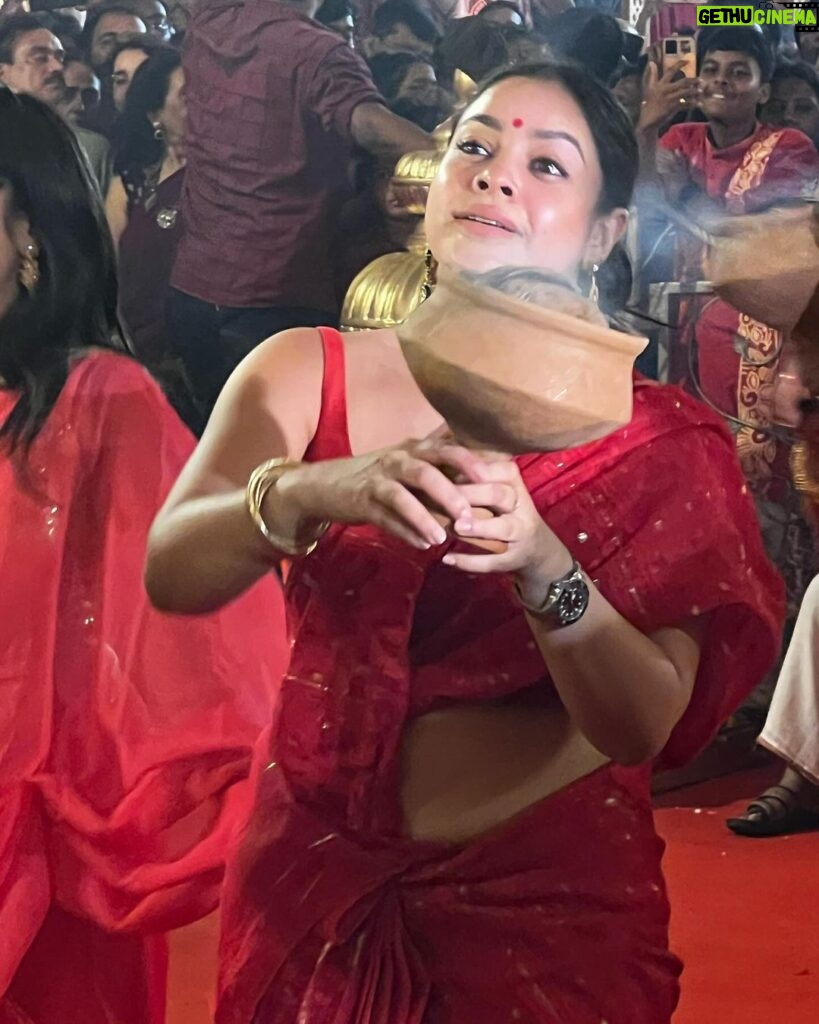 Sumona Chakravarti Instagram - Day 3 Maha Ashtami 🌺 @curiocottagejewelry #durgapuja #DuggaDugga #indianfestival #bongtoberfest #beingbangali #indianhandlooms #sareelove #dhakaijamdani #ladyinred #dhunuchinaach North Bombay Durga Puja