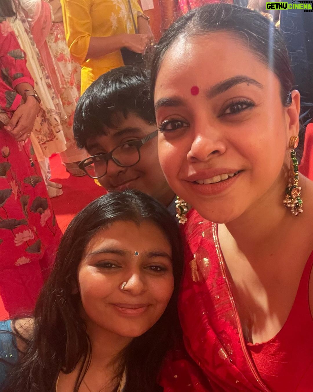 Sumona Chakravarti - 165.5K Likes - Day 3 Maha Ashtami πΊ
@curiocottagejewelry
#durgapuja #DuggaDugga #indianfestival #bongtoberfest #beingbangali #indianhandlooms #sareelove #dhakaijamdani #ladyinred #dhunuchinaach