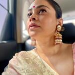 Sumona Chakravarti Instagram - Day 2 Shubho Saptami 🌸 This year i decided to repeat my sarees & not buy a single one. 😁🙌🏽 Jewellery - @curiocottagejewelry P.s Thank you Maa for the beautiful hand painted grey saree 🤗 #durgapuja #DuggaDugga #indianfestival #bongtoberfest #beingbangali #indianhandlooms #sareelove North Bombay Durga Puja