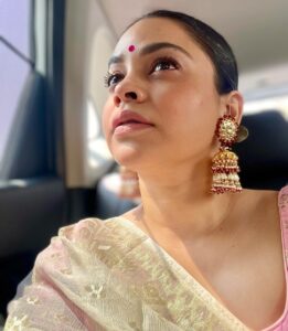 Sumona Chakravarti Instagram - Day 2 Shubho Saptami 🌸 This year i decided to repeat my sarees & not buy a single one. 😁🙌🏽 Jewellery - @curiocottagejewelry P.s Thank you Maa for the beautiful hand painted grey saree 🤗 #durgapuja #DuggaDugga #indianfestival #bongtoberfest #beingbangali #indianhandlooms #sareelove North Bombay Durga Puja