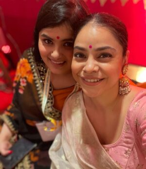 Sumona Chakravarti Instagram - Day 2 Shubho Saptami 🌸

This year i decided to repeat my sarees & not buy a single one. 😁🙌🏽

Jewellery - @curiocottagejewelry 

P.s Thank you Maa for the beautiful hand painted grey saree 🤗

#durgapuja #DuggaDugga #indianfestival #bongtoberfest #beingbangali #indianhandlooms #sareelove