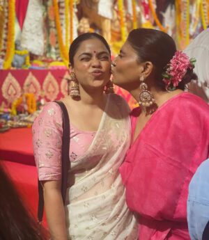 Sumona Chakravarti Instagram - Day 2 Shubho Saptami 🌸

This year i decided to repeat my sarees & not buy a single one. 😁🙌🏽

Jewellery - @curiocottagejewelry 

P.s Thank you Maa for the beautiful hand painted grey saree 🤗

#durgapuja #DuggaDugga #indianfestival #bongtoberfest #beingbangali #indianhandlooms #sareelove