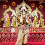 Sumona Chakravarti Instagram – Day 2 Shubho Saptami 🌸

This year i decided to repeat my sarees & not buy a single one. 😁🙌🏽

Jewellery – @curiocottagejewelry 

P.s Thank you Maa for the beautiful hand painted grey saree 🤗

#durgapuja #DuggaDugga #indianfestival #bongtoberfest #beingbangali #indianhandlooms #sareelove North Bombay Durga Puja