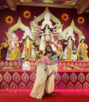 Sumona Chakravarti Instagram - Day 2 Shubho Saptami 🌸

This year i decided to repeat my sarees & not buy a single one. 😁🙌🏽

Jewellery - @curiocottagejewelry 

P.s Thank you Maa for the beautiful hand painted grey saree 🤗

#durgapuja #DuggaDugga #indianfestival #bongtoberfest #beingbangali #indianhandlooms #sareelove
