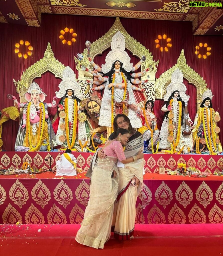 Sumona Chakravarti Instagram - Day 2 Shubho Saptami 🌸 This year i decided to repeat my sarees & not buy a single one. 😁🙌🏽 Jewellery - @curiocottagejewelry P.s Thank you Maa for the beautiful hand painted grey saree 🤗 #durgapuja #DuggaDugga #indianfestival #bongtoberfest #beingbangali #indianhandlooms #sareelove North Bombay Durga Puja