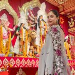 Sumona Chakravarti Instagram – Day 2 Shubho Saptami 🌸

This year i decided to repeat my sarees & not buy a single one. 😁🙌🏽

Jewellery – @curiocottagejewelry 

P.s Thank you Maa for the beautiful hand painted grey saree 🤗

#durgapuja #DuggaDugga #indianfestival #bongtoberfest #beingbangali #indianhandlooms #sareelove North Bombay Durga Puja