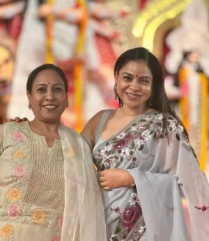Sumona Chakravarti Instagram - Day 2 Shubho Saptami 🌸

This year i decided to repeat my sarees & not buy a single one. 😁🙌🏽

Jewellery - @curiocottagejewelry 

P.s Thank you Maa for the beautiful hand painted grey saree 🤗

#durgapuja #DuggaDugga #indianfestival #bongtoberfest #beingbangali #indianhandlooms #sareelove