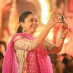 Sumona Chakravarti Instagram - Day 1 Shubho Shosti ✨ Hair, make up, styling - I, me, myself. 😉 Clothes are my personal 😁🙌🏽 #durgapuja #DuggaDugga #indianfestival #bongtoberfest #beingbangali #indianhandlooms North Bombay Durga Puja