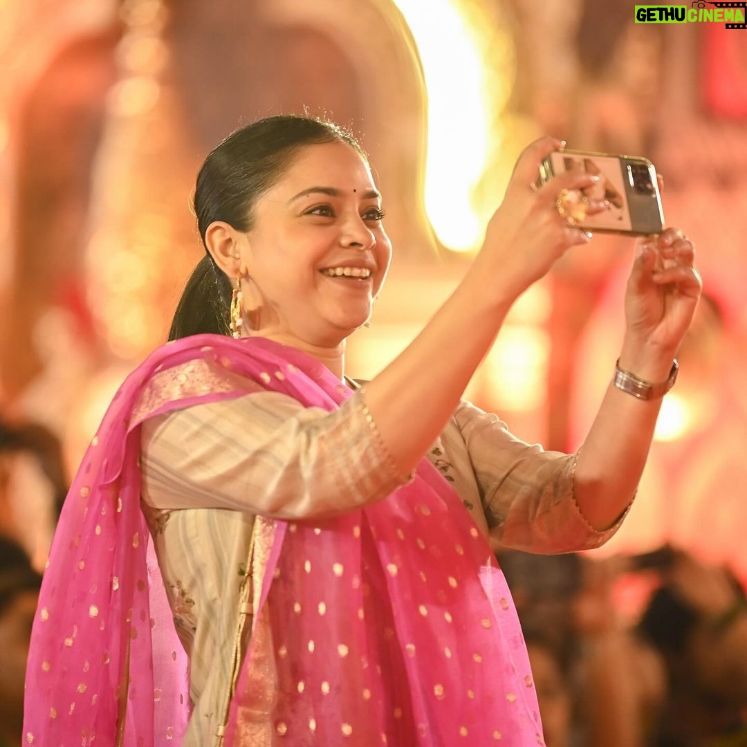 Sumona Chakravarti Instagram - Day 1 Shubho Shosti ⨠Hair, make up, styling - I, me, myself. š Clothes are my personal ššš½ #durgapuja #DuggaDugga #indianfestival #bongtoberfest #beingbangali #indianhandlooms North Bombay Durga Puja