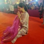 Sumona Chakravarti Instagram - Day 1 Shubho Shosti ✨ Hair, make up, styling - I, me, myself. 😉 Clothes are my personal 😁🙌🏽 #durgapuja #DuggaDugga #indianfestival #bongtoberfest #beingbangali #indianhandlooms North Bombay Durga Puja