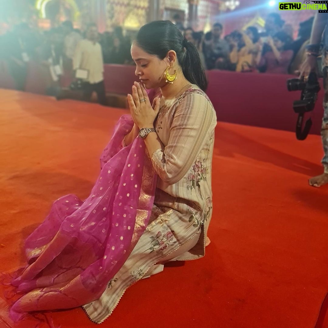 Sumona Chakravarti Instagram - Day 1 Shubho Shosti ⨠Hair, make up, styling - I, me, myself. š Clothes are my personal ššš½ #durgapuja #DuggaDugga #indianfestival #bongtoberfest #beingbangali #indianhandlooms North Bombay Durga Puja
