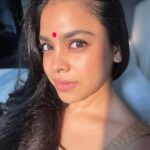 Sumona Chakravarti Instagram - Shubho Mahalaya ! 🐚 Just a week to go.. time to dress up & eat khichudi, payesh & mutton roll. 😁 #DuggaDugga 🌺🌸