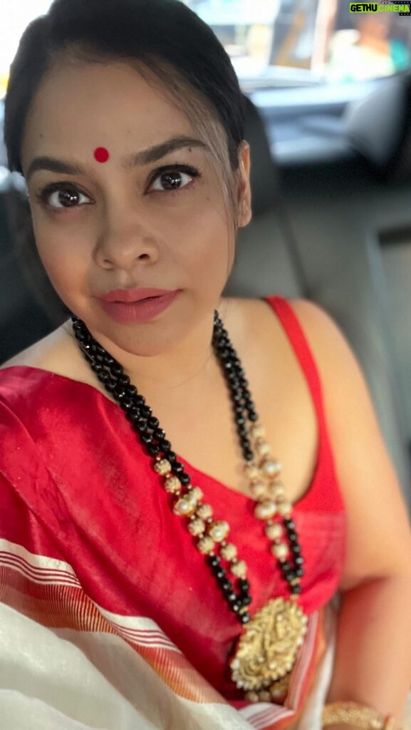 Sumona Chakravarti Instagram - Sindoor khela it was 🌺🌸♥ #DuggaDugga #sareelove #bongtoberfest #redismycolor #sindoorkhela #LadiesInRed North Bombay Durga Puja