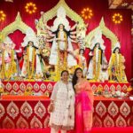 Sumona Chakravarti Instagram - Day 4 Shubho Navami 🌼 #durgapuja #DuggaDugga #indianfestival #bongtoberfest #beingbangali #indianhandlooms #sareelove #dhakaijamdani #ladyinred North Bombay Durga Puja