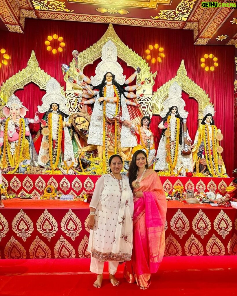 Sumona Chakravarti Instagram - Day 4 Shubho Navami 🌼 #durgapuja #DuggaDugga #indianfestival #bongtoberfest #beingbangali #indianhandlooms #sareelove #dhakaijamdani #ladyinred North Bombay Durga Puja