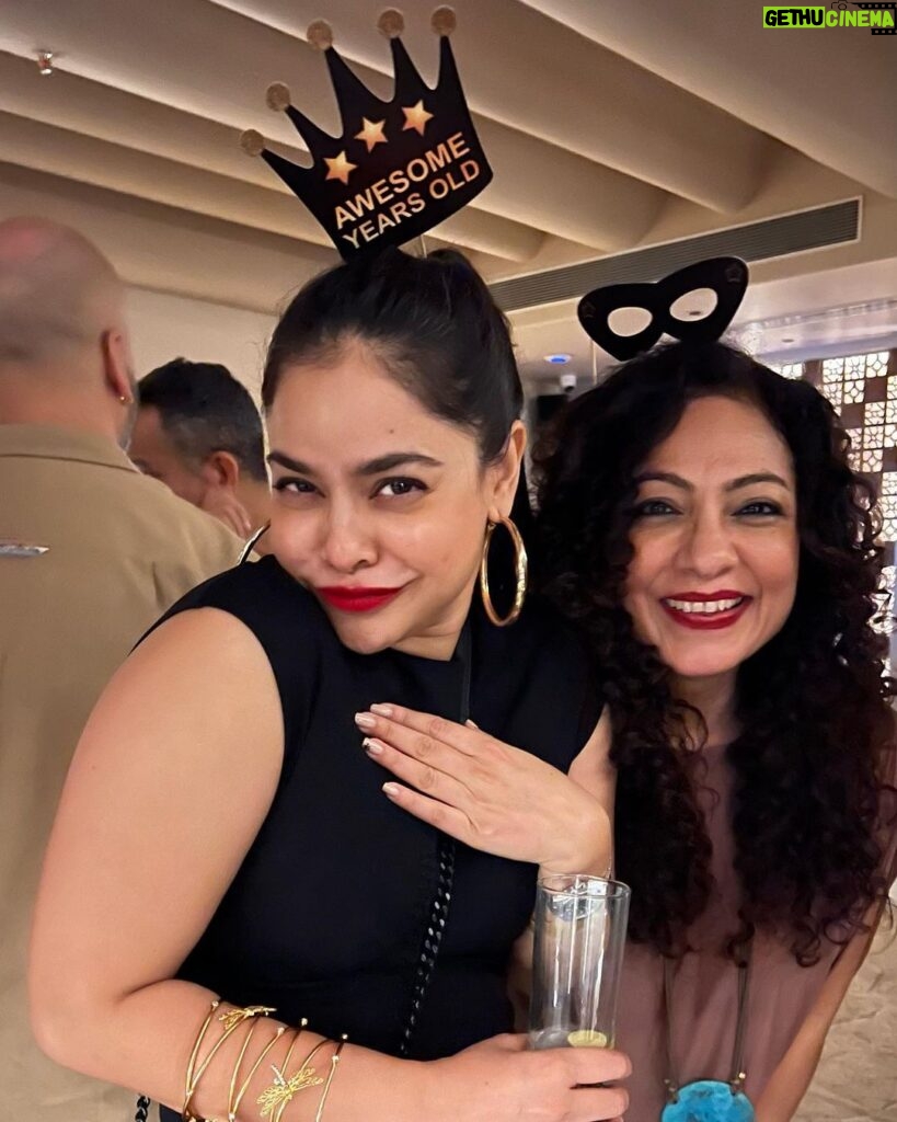 Sumona Chakravarti Instagram - Saturday night it was 😈👻💀 @urvashidholakia @taranaraja Thank you both of you for being a part of my life. Now & forever. Love you to the stars n back 🥂 🍾 ♥️🫶🏼