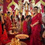 Sumona Chakravarti Instagram - Day 3 Maha Ashtami 🌺 @curiocottagejewelry #durgapuja #DuggaDugga #indianfestival #bongtoberfest #beingbangali #indianhandlooms #sareelove #dhakaijamdani #ladyinred #dhunuchinaach North Bombay Durga Puja