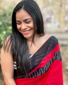 Sumona Chakravarti Instagram - LOYALTY AND RESPECT GOES BOTH WAYS. IF THEY DON'T RETURN IT, THEY DON'T DESERVE IT. Finally the last one for this season of #tkss #thekapilsharmashow 🥻- @ekaafashion.co 💄- @rameshpanda.mua Hair- @hairbysharda Stylist- @sacorina The beautiful sarees - i will miss you! Until the next time … 🫶🏼 #sareenotsorry #sareelove