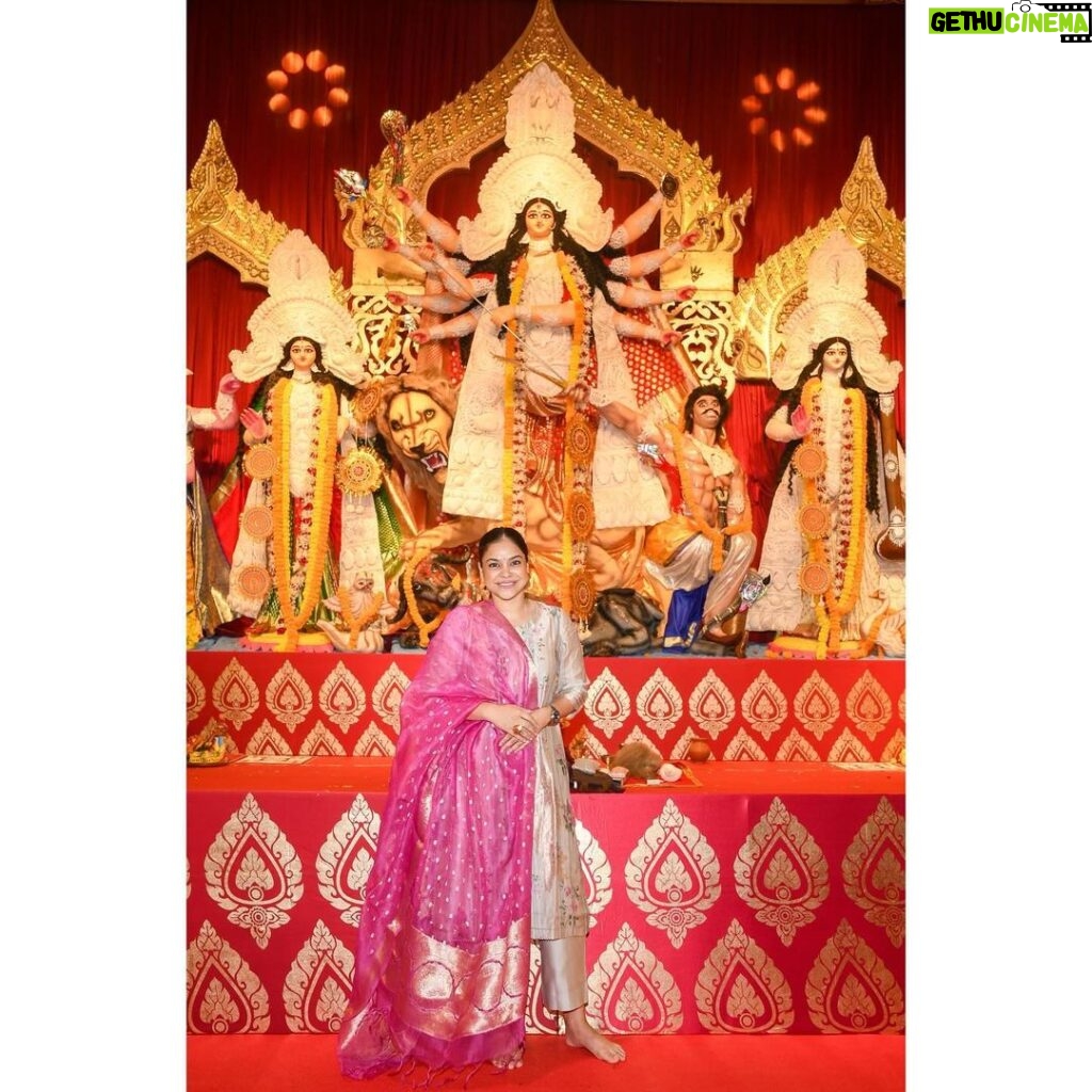 Sumona Chakravarti Instagram - Day 1 Shubho Shosti ✨ Hair, make up, styling - I, me, myself. 😉 Clothes are my personal 😁🙌🏽 #durgapuja #DuggaDugga #indianfestival #bongtoberfest #beingbangali #indianhandlooms North Bombay Durga Puja