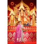 Sumona Chakravarti Instagram - Day 1 Shubho Shosti ✨ Hair, make up, styling - I, me, myself. 😉 Clothes are my personal 😁🙌🏽 #durgapuja #DuggaDugga #indianfestival #bongtoberfest #beingbangali #indianhandlooms North Bombay Durga Puja