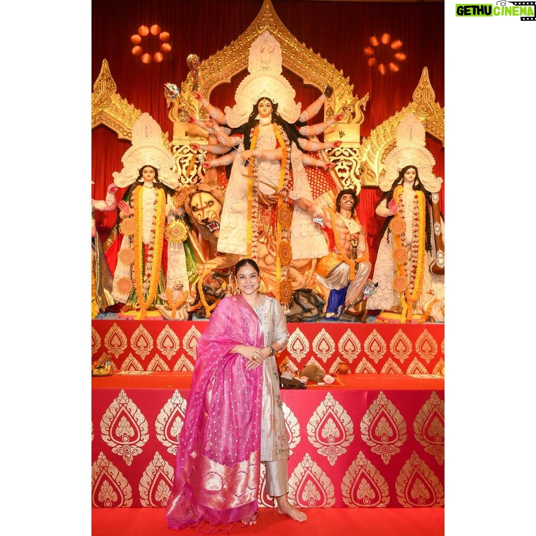 Sumona Chakravarti Instagram - Day 1 Shubho Shosti ⨠Hair, make up, styling - I, me, myself. š Clothes are my personal ššš½ #durgapuja #DuggaDugga #indianfestival #bongtoberfest #beingbangali #indianhandlooms North Bombay Durga Puja
