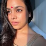 Sumona Chakravarti Instagram - Shubho Mahalaya ! 🐚 Just a week to go.. time to dress up & eat khichudi, payesh & mutton roll. 😁 #DuggaDugga 🌺🌸