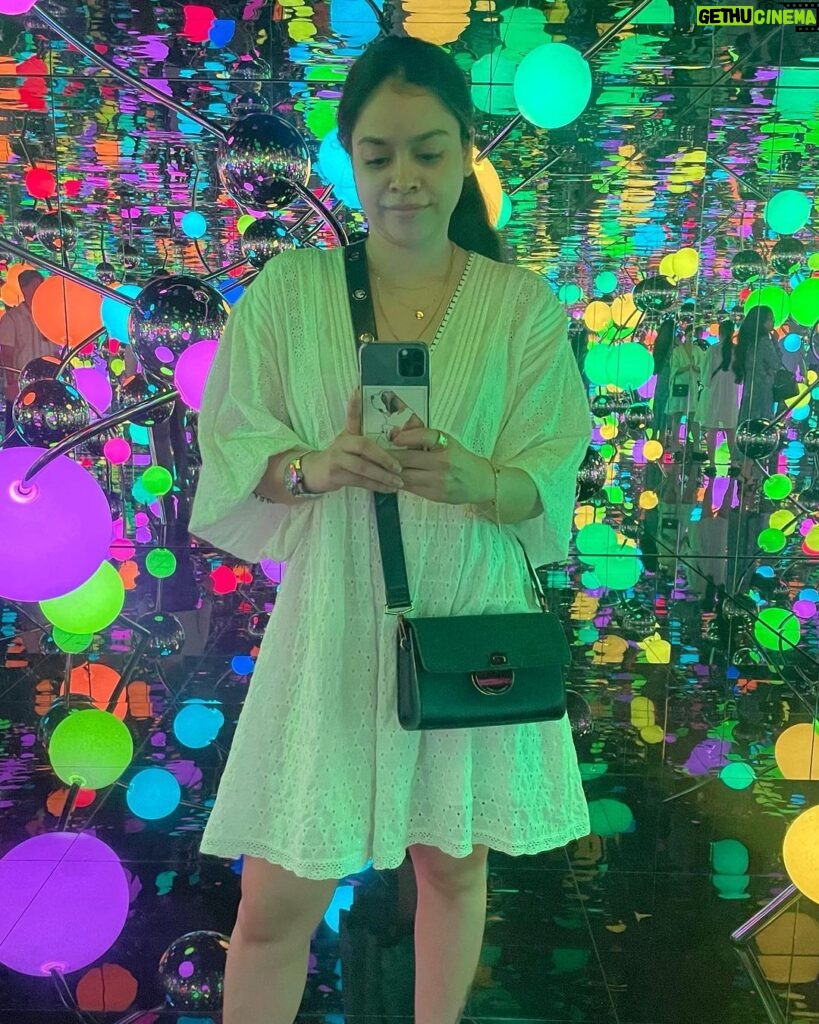 Sumona Chakravarti Instagram - The weekend Dump! 2 very cool exhibits at the @nmacc.india Infinity mirror & toilet paper show. N old friends decided to visit bbay this weekend too! ♥😃🥰🌸
