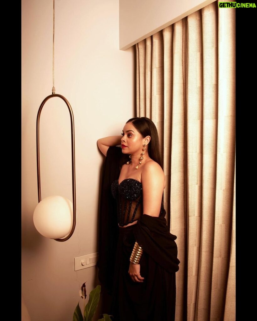Sumona Chakravarti Instagram - Tossed by the waves, but refuse to sink 🧜🏼‍♀ For #Umang2023 🫡 Glam team ✨ Styled by @sakshi312 Assisted by @vailanciaaa 📸 by @pehelaggarwal Make up by @rameshpanda.mua Hair by @jueesharda_mua @hairbysharda Outfit by @talkingthreadsofficial @auorstudio Earrings & Kada by @womencode.in Ring - @anantayabymani solikocommunications