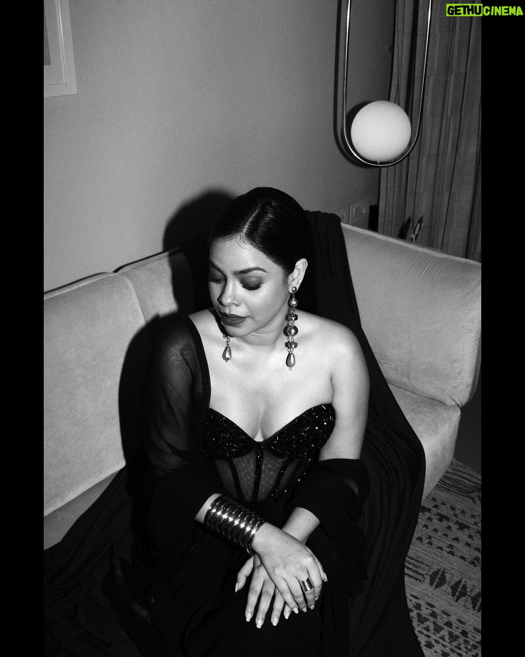 Sumona Chakravarti Instagram - Tossed by the waves, but refuse to sink 🧜🏼♀️ For #Umang2023 🫡 Glam team ✨ Styled by @sakshi312 Assisted by @vailanciaaa 📸 by @pehelaggarwal Make up by @rameshpanda.mua Hair by @jueesharda_mua @hairbysharda Outfit by @talkingthreadsofficial @auorstudio Earrings & Kada by @womencode.in Ring - @anantayabymani solikocommunications