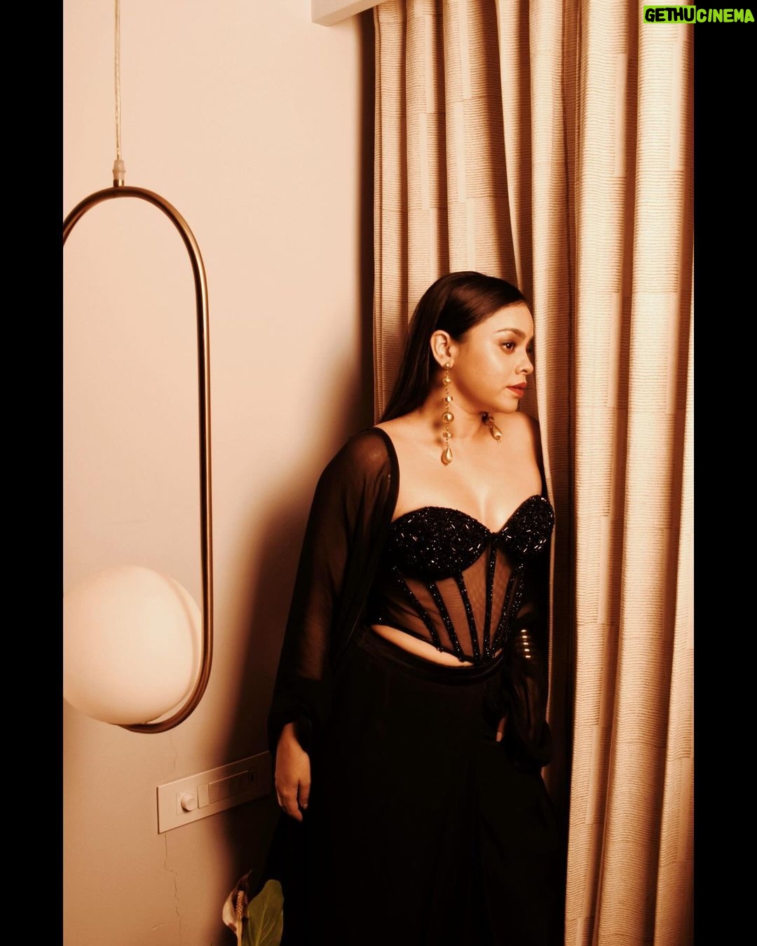 Sumona Chakravarti Instagram - Tossed by the waves, but refuse to sink 🧜🏼♀️ For #Umang2023 🫡 Glam team ✨ Styled by @sakshi312 Assisted by @vailanciaaa 📸 by @pehelaggarwal Make up by @rameshpanda.mua Hair by @jueesharda_mua @hairbysharda Outfit by @talkingthreadsofficial @auorstudio Earrings & Kada by @womencode.in Ring - @anantayabymani solikocommunications