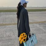 Sumona Chakravarti Instagram - Sunrise & Sunflowers ☀️ 🌻 Candid clicks (99%) by @jueesharda_mua 🤓