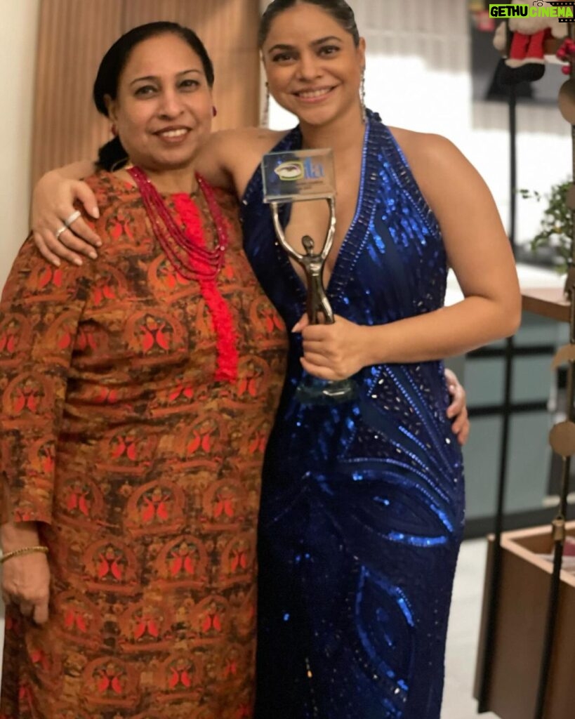 Sumona Chakravarti Instagram - I WON AN AWARD LAST NIGHT. 😄😁😆 💃🏻 💃🏻 💃🏻 Best Actor Female Comedy (JURY) for the The Kapil Sharma Show at the @theitaofficial My first win, my first ever since I started acting 17yrs ago. Jo bhi kaho we’re all suckers for accolades & recognition. When you hear your name & your heart skips a beat & then it starts racing while walking up to the stage & then you receive the award & then- boom💥 blank…. I think for a whole of 5-7 seconds there was pin drop silent at the venue because it was expected of me to speak; instead i shared a quick moment admiring the award & feeling the “feeling”. Oh i did speak after 5 secs, lol. Thank you to The Kapil Sharma Show, the entire cast & crew, @sonytvofficial @banijayasia It takes an army of people who have worked very hard over the last 10 years to make this show & it’s characters what it is today. Thank you for all the love & adulation that I receive from all over the world, across all age groups. I’m grateful for it all. THIS IS JUST THE BEGINNING; FIRST OF MANY TO COME. What is meant to be, will always find a way to you. Thank you Universe 🧿 💙🦋🌀🦕🦄