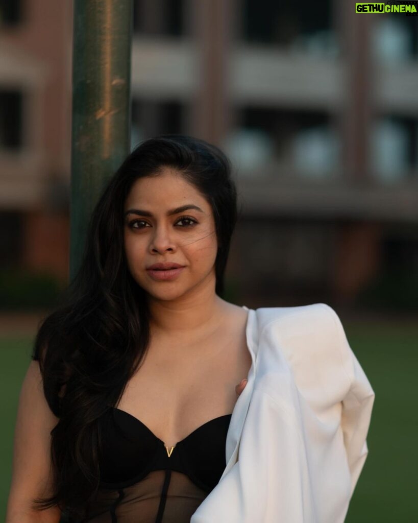 Sumona Chakravarti Instagram - Hello December! Worry about your character, not your reputation. Your character is who you are, your reputation is who people think you are. Thank you @ashimmohanty for wanting to photograph me. It had been a long time since i posed for the camera. Woke up at 5.30am, dabbed some bare minimum eye make up & blush, wore something out of my own wardrobe & here it is. Sumona 2.0 all geared up for 2024! 🪄 ✨ 🧚🏼‍♀️