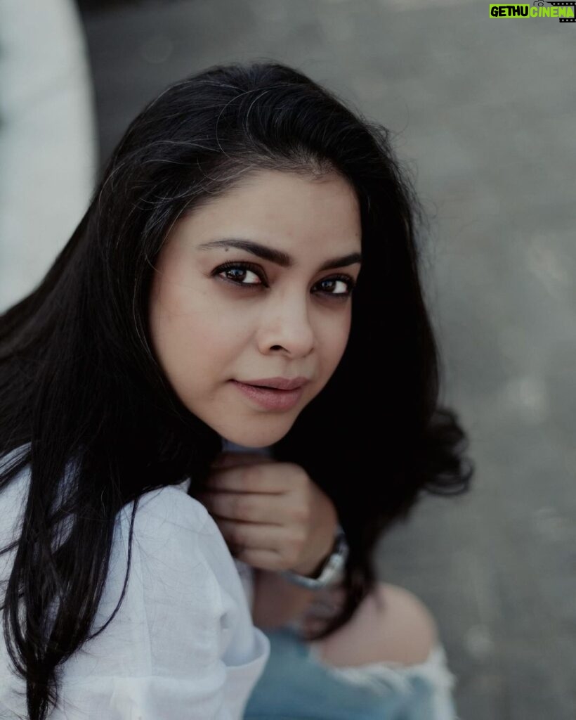 Sumona Chakravarti Instagram - Greys! So every now & then i will have some woman tell me that I should colour my greys & cover it. “It’s showing” they say. Funnily every male friend of mine has specially complimented me about my greys saying how beautiful it makes me look. So what is it with women & aging that society cannot accept? On the other hand a MAN with a salt & pepper look is sexy , desirable, hot, blah blah. So is it because I’m an actor that i need to constantly keep up with what’s happening in fashion/society? As an actor depending on how my character looks is a very project based requirement & that can change be it hair colour or body weight, clothes, accent, etc etc. But as an individual, on a very personal level I’m learning to embrace & love my body more n more with each passing year. I used to be as thin as a stick in my 20s; used to be called a flat screen because well i was flat. Now at 35- the body is very very different. Thanks to hormone upheavals & endometriosis i got curvy. So… Dear girls/ladies/women - Life is going to throw enough challenges & pressures your way. So let’s not burden ourselves or each other with unnecessary judgments & the pressures of maintaining beauty standards. Whatever you do (hair colour/botox/marriage, etc etc) - do it because you want to; not because you have/need to. With each passing year the body will change. We have to evolve & learn to accept ourselves & age as beautifully & as gracefully as we can. 🖤🩶🤍 Love S 📸 @ashimmohanty