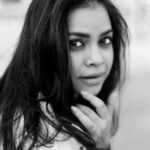Sumona Chakravarti Instagram - Greys! So every now & then i will have some woman tell me that I should colour my greys & cover it. “It’s showing” they say. Funnily every male friend of mine has specially complimented me about my greys saying how beautiful it makes me look. So what is it with women & aging that society cannot accept? On the other hand a MAN with a salt & pepper look is sexy , desirable, hot, blah blah. So is it because I’m an actor that i need to constantly keep up with what’s happening in fashion/society? As an actor depending on how my character looks is a very project based requirement & that can change be it hair colour or body weight, clothes, accent, etc etc. But as an individual, on a very personal level I’m learning to embrace & love my body more n more with each passing year. I used to be as thin as a stick in my 20s; used to be called a flat screen because well i was flat. Now at 35- the body is very very different. Thanks to hormone upheavals & endometriosis i got curvy. So… Dear girls/ladies/women - Life is going to throw enough challenges & pressures your way. So let’s not burden ourselves or each other with unnecessary judgments & the pressures of maintaining beauty standards. Whatever you do (hair colour/botox/marriage, etc etc) - do it because you want to; not because you have/need to. With each passing year the body will change. We have to evolve & learn to accept ourselves & age as beautifully & as gracefully as we can. 🖤🩶🤍 Love S 📸 @ashimmohanty