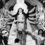Sumona Chakravarti Instagram - Bijoya’r priti o shubechha 🌸🌺 I’m not a religious person at all but Durga … this feels different. There is a bond. A very personal, intimate bond. She makes me vulnerable & yet resilient. The only one to make me bow down to her. It’s her energy that i feel. Thank you Maa for your love & blessings always. Aasche bochor abar hobe ! Shubho Bijoya 🌺 #DuggaDugga #happydussehra