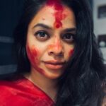Sumona Chakravarti Instagram - Bijoya’r priti o shubechha 🌸🌺 I’m not a religious person at all but Durga … this feels different. There is a bond. A very personal, intimate bond. She makes me vulnerable & yet resilient. The only one to make me bow down to her. It’s her energy that i feel. Thank you Maa for your love & blessings always. Aasche bochor abar hobe ! Shubho Bijoya 🌺 #DuggaDugga #happydussehra