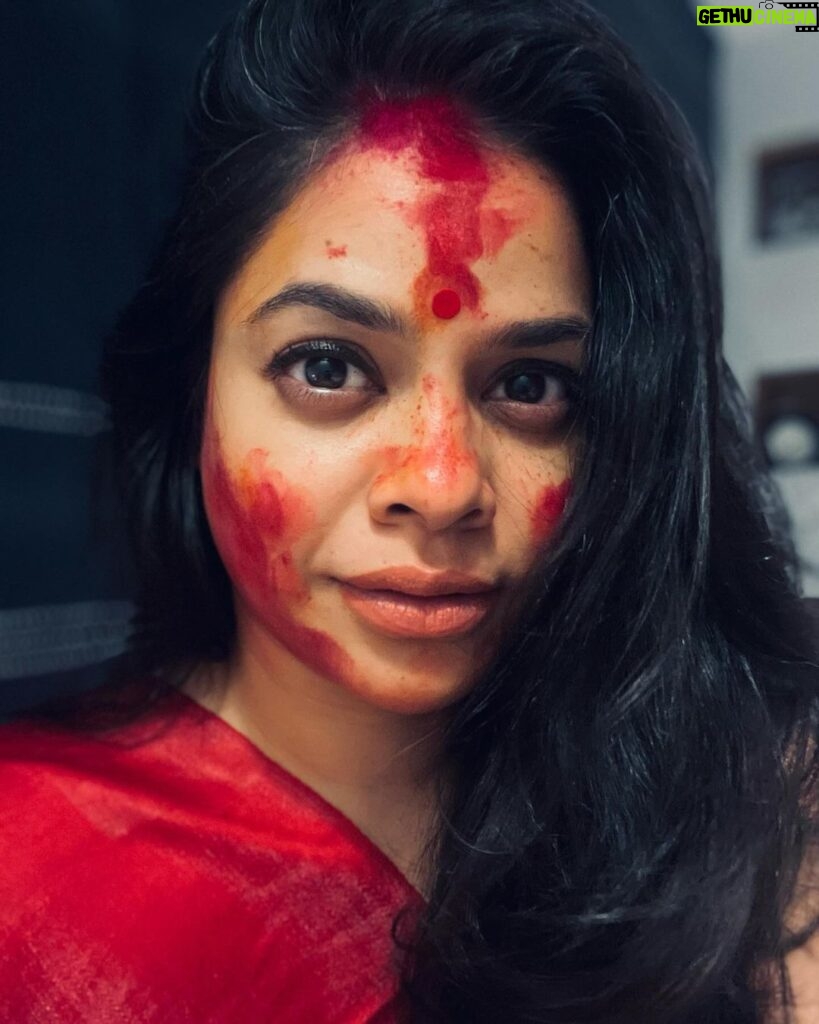 Sumona Chakravarti Instagram - Bijoya’r priti o shubechha 🌸🌺 I’m not a religious person at all but Durga … this feels different. There is a bond. A very personal, intimate bond. She makes me vulnerable & yet resilient. The only one to make me bow down to her. It’s her energy that i feel. Thank you Maa for your love & blessings always. Aasche bochor abar hobe ! Shubho Bijoya 🌺 #DuggaDugga #happydussehra