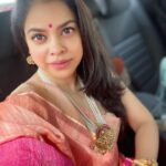 Sumona Chakravarti Instagram - Day 4 Shubho Navami 🌼 #durgapuja #DuggaDugga #indianfestival #bongtoberfest #beingbangali #indianhandlooms #sareelove #dhakaijamdani #ladyinred North Bombay Durga Puja